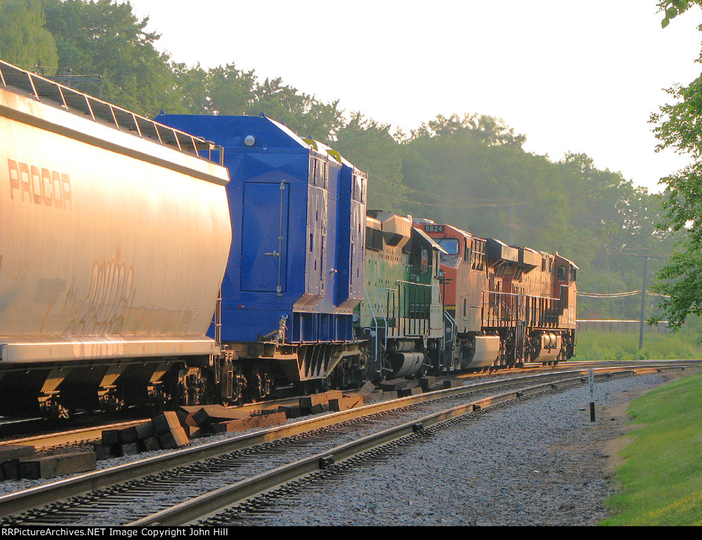 130710018 Westbound BNSF Northtown to Lincoln train with special high-wide load QTTX 131042